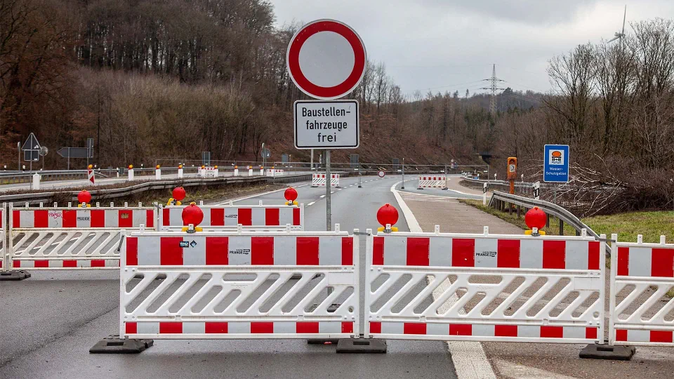 Schilder und Verkehrsplanken stehen auf der A45 vor der der gesperrten Talbrücke Rahmede, fotografiert von Karsten Schöne.