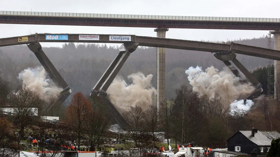 Die Talbrücke Rinsdorf bricht nach der Sprengung in sich zusammen, fotografiert von Rene Traut.
