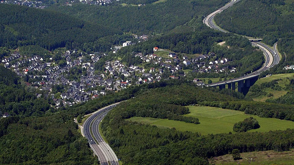 Luftaufnahme der A45 bei Burbach im Hochsauerland, fotografiert von Hans Blossey.