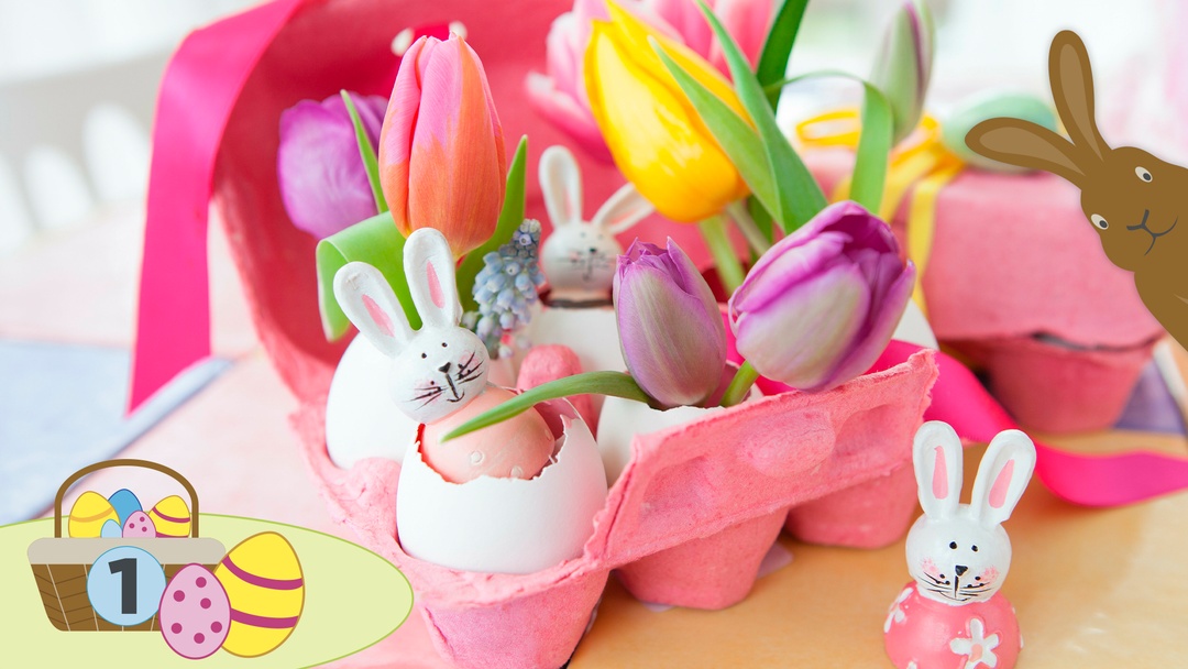 Pinker Eierkarton mit Tulpen und Plastikhäschen verziert