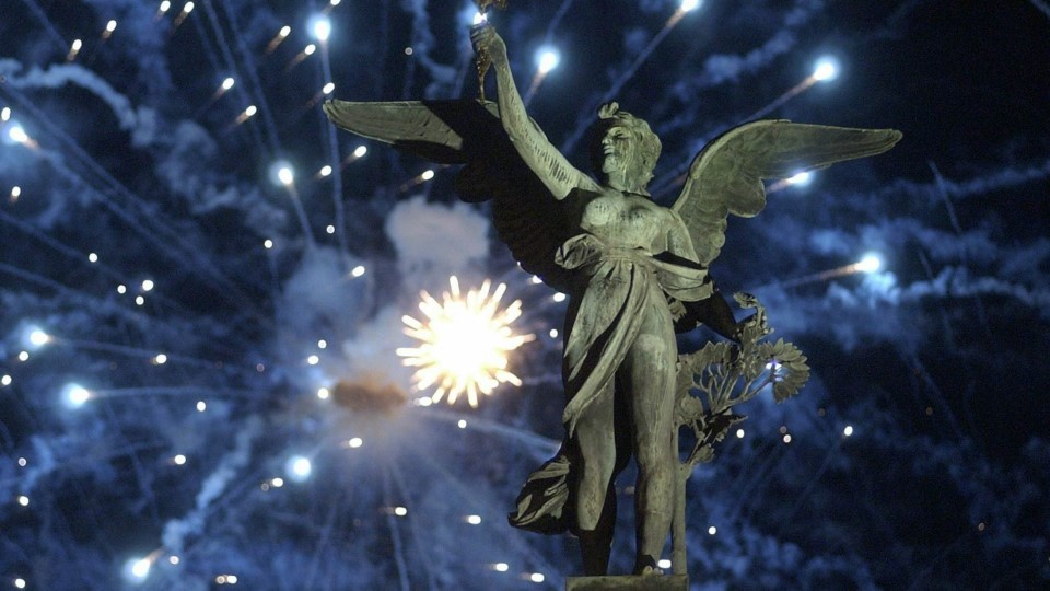 Engelstatue vor Feuerwerk auf einem Platz in Prag