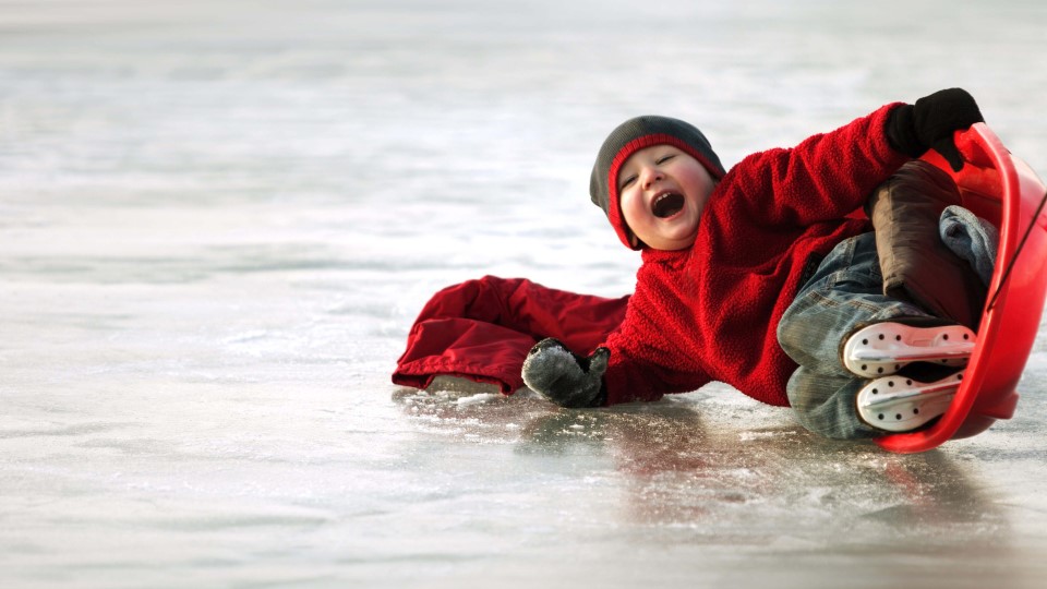 Junge rutscht auf Glatteis