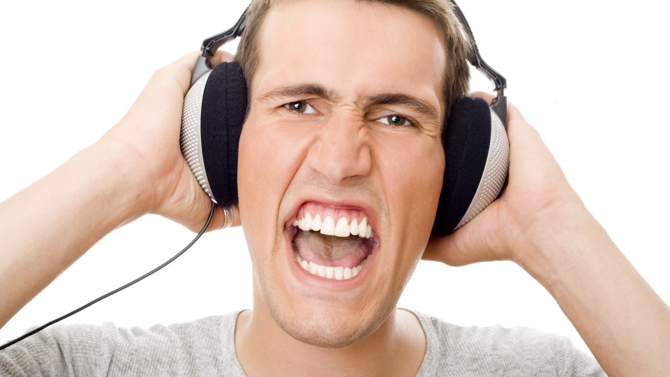 Junger Mann singt mit Kopfhörer